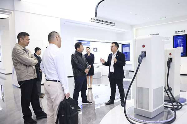 yl23455永利股份副董事长、总裁刘作斌向福船集团副总经理李振均一行介绍公司充电产品.jpg